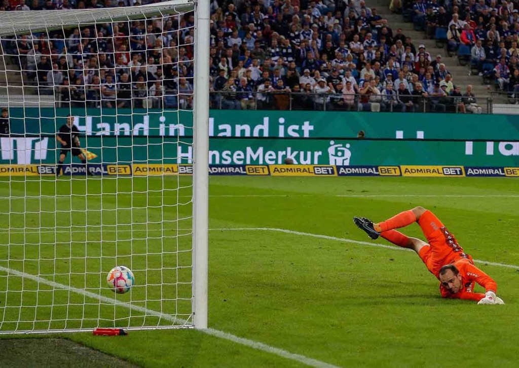 Viel Arbeit für Gersbeck mit Karlsruhe gegen Heidenheim? © IMAGO / Oliver Ruhnke, 03.09.2022 Karlsruhe - Heidenheim Tipp 09 2022