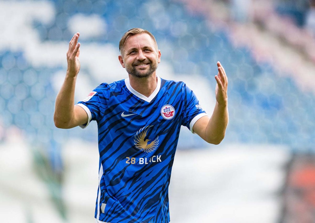 Schafft es Holstein Kiel (im Bild: John Verhoek), die Gäste aus Rostock zu bezwingen? © IMAGO / Fotostand, 21.08.2022 Kiel Rostock Tipp