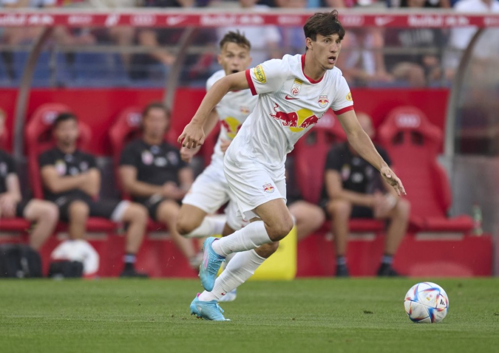 Nutzt RB Salzburg (im Bild: Nicolas Capaldo) die Unruhen bei Rapid Wien aus?