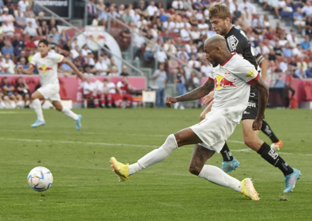 RB Salzburg (im Bild: Fernando) will in Ried der Favoritenrolle gerecht werden.