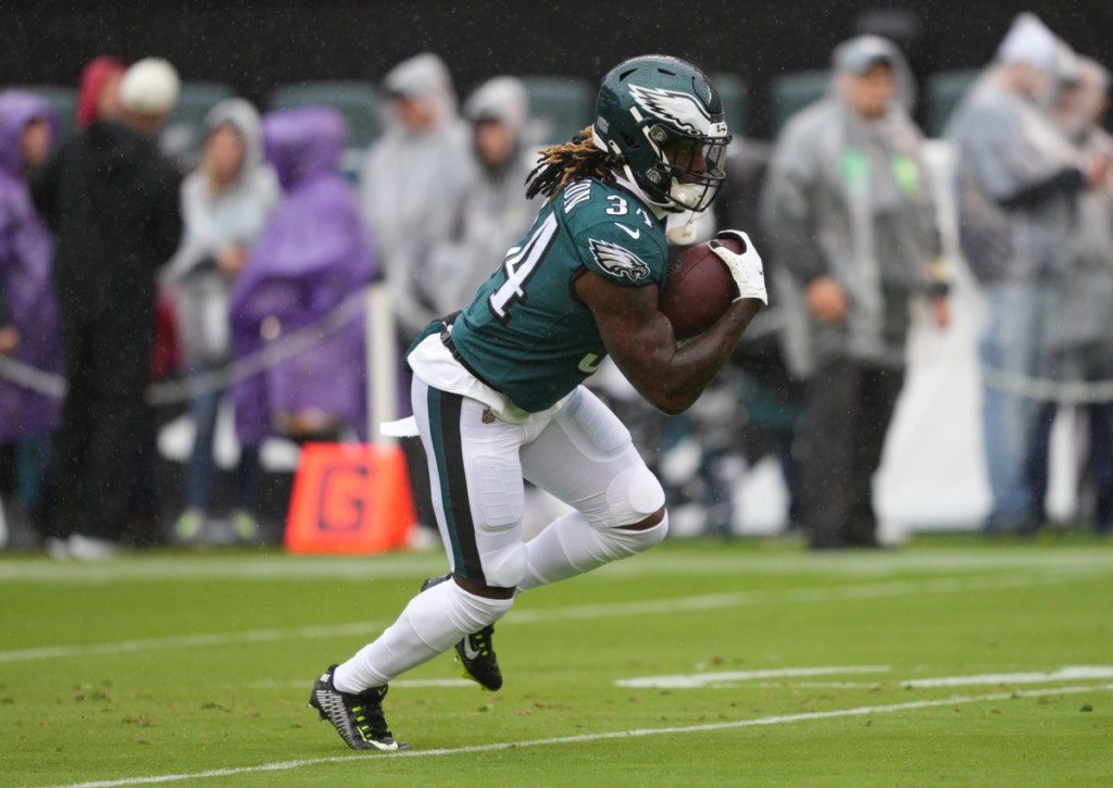 Laufen die Eagles (im Bild: Trey Sermon) auch die Cardinals in Grund und Boden?