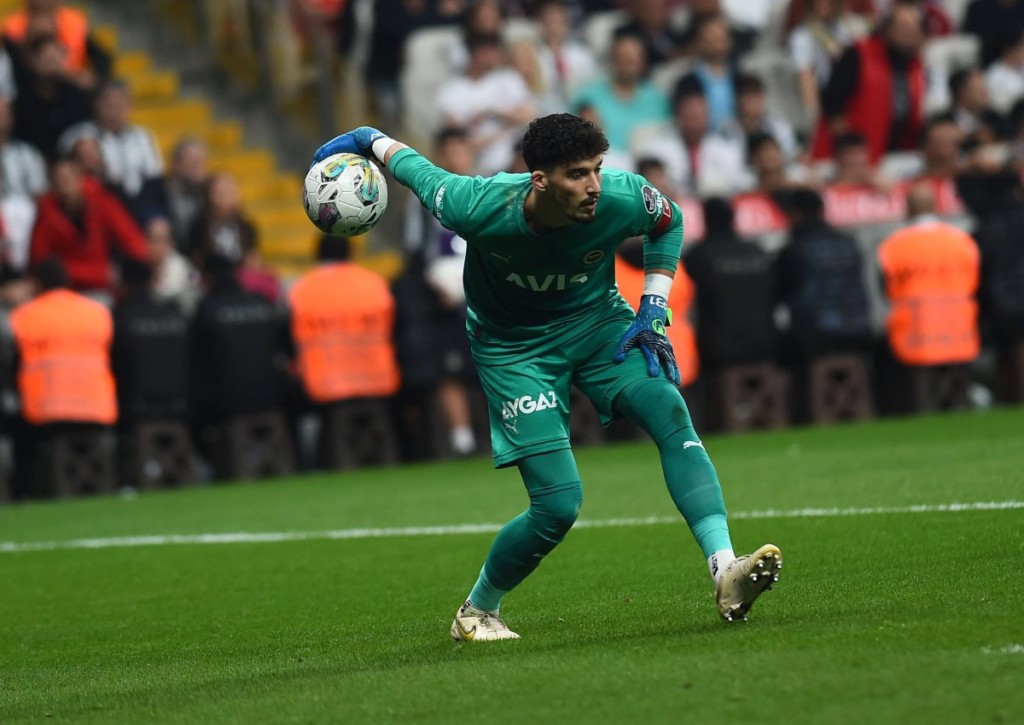 Wahrt Altay Bayindir im Duell Fenerbahce gegen AEK Larnaca die weiße Weste? © IMAGO / Seskim Photo, 02.10.2022 Wahrt Altay Bayindir im Duell Fenerbahce gegen AEK Larnaca die weiße Weste?