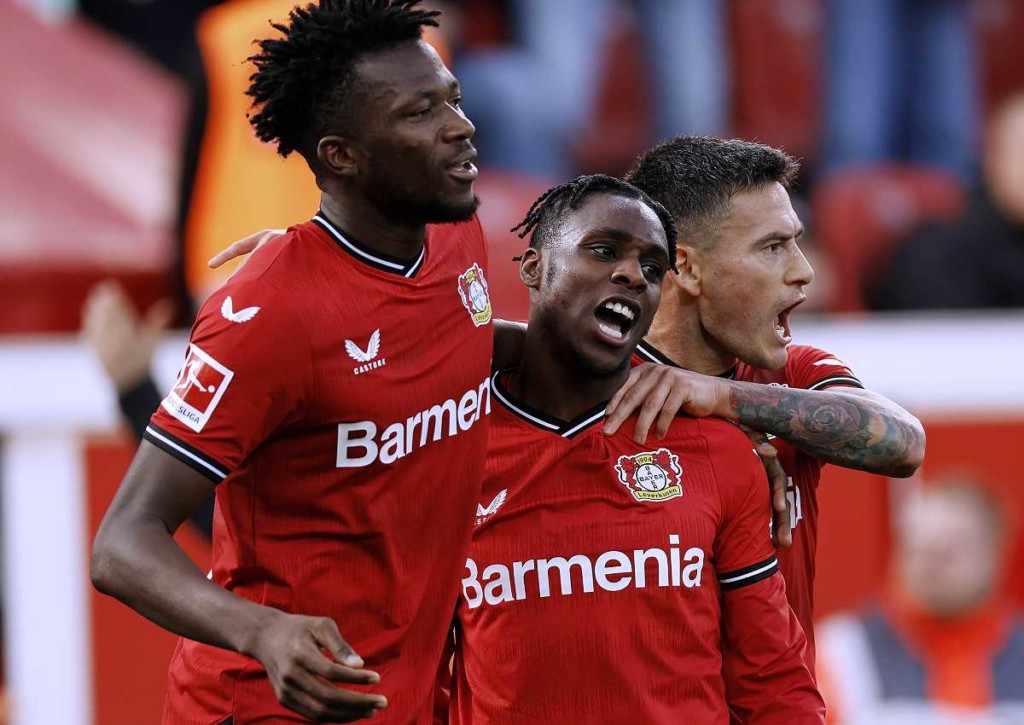Erkämpft sich Leverkusen (im Bild: Tapsoba, Frimpong, Aranguiz) einen Sieg gegen Porto? © IMAGO / Laci Perenyi, 08.10.2022 Leverkusen Porto Tipp