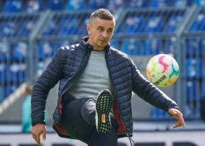 Geht Regensburg (im Bild: Trainer Selimbegovic) mit breiter Brust ins Match gegen Rostock? © IMAGO / Eibner, 02.10.2022 Regensburg Rostock Tipp