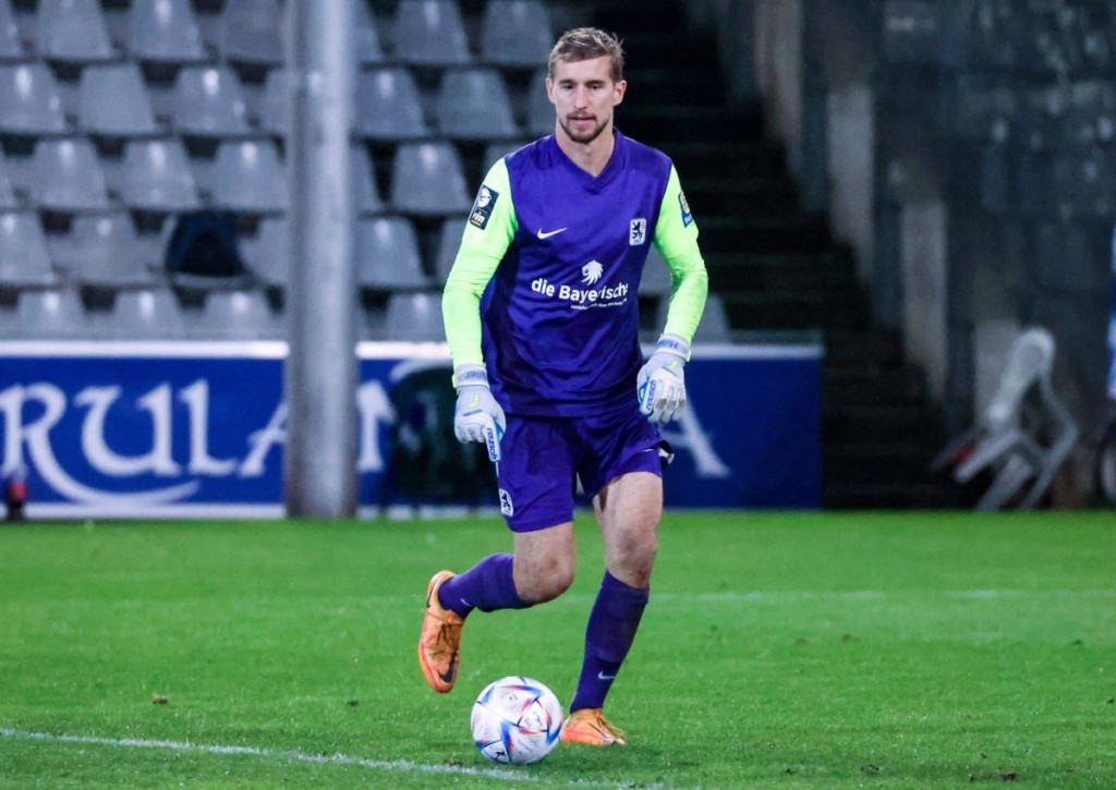 Wahrt Marco Hiller im Spiel 1860 München gegen Essen mal wieder seine weiße Weste? © IMAGO / Fotostand, 09.11.2022 Wahrt Marco Hiller im Spiel 1860 München gegen Essen mal wieder seine weiße Weste?