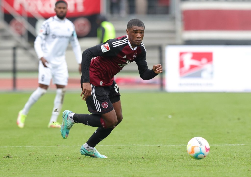 Kann Nürnberg (im Bild: Kwadwo Duah) im Spiel gegen Paderborn doch noch die Abstiegsränge verlassen?