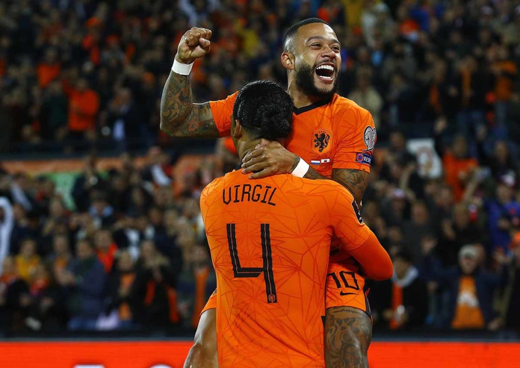 Marcel's Vorhersage vor der WM 2022 in Katar ergibt den WM Sieg von Holland! (im Bild: Depay - Virgil van Dijk) © IMAGO / Pro Shots; 11.10.2021 WM 2022 Vorhersage Tipps zur Vorrunde bis zum Finale - Tipp, Prognose & Quoten - WM in Katar