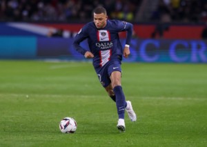 In Abwesenheit von Messi und Neymar ruhen die Hoffnungen von PSG in Lens auf Mbappe. © IMAGO / HMB-Media, 28.12.2022 In Abwesenheit von Messi und Neymar ruhen die Hoffnungen von PSG in Lens auf Mbappe.