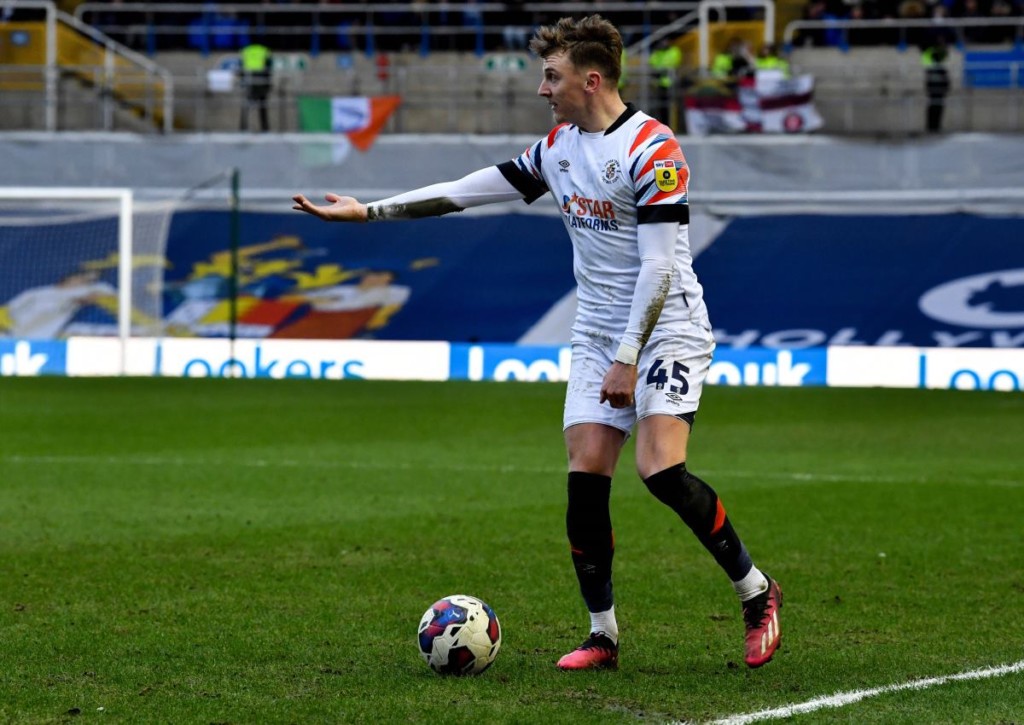 Wer gewinnt das wichtige Verfolgerduell zwischen Luton (im Bild: Alfie Doughty) und Millwall? © IMAGO / Action Plus, 25.02.2023 Wer gewinnt das wichtige Verfolgerduell zwischen Luton (im Bild: Alfie Doughty) und Millwall?