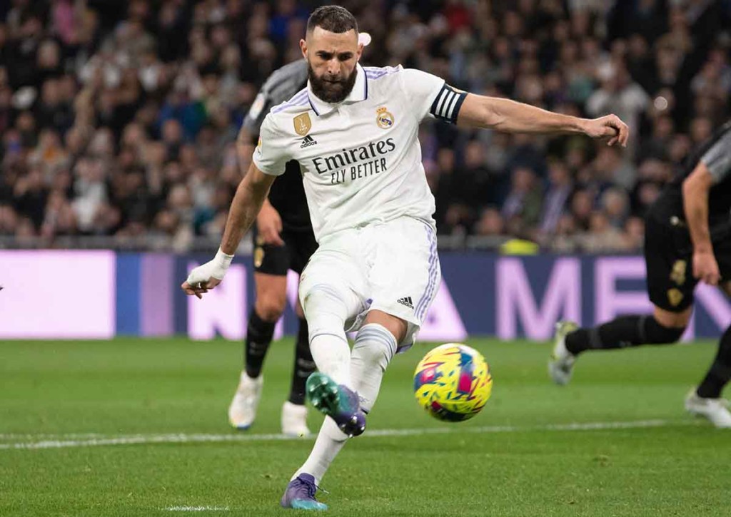 Karim Benzema und Co. wollen sich auswärts bei Osasuna keine Blöße vor dem CL-Duell in Liverpool geben. © IMAGO / Action Plus, 16.02.2023 Osasuna vs. Real Madrid Prognose