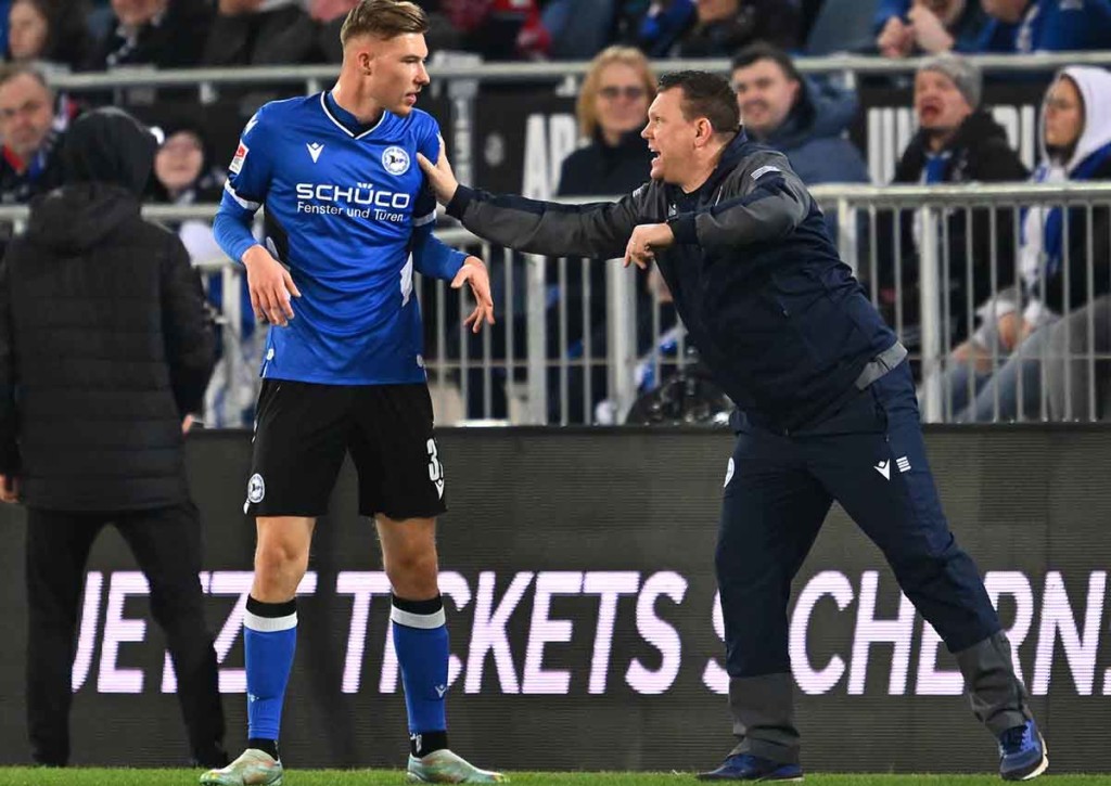 Haucht Neo-Trainer Uwe Koschinat (im Bild mit Benjamin Kanuric) der Arminia aus Bielefeld auch bei Holstein Kiel weiterhin neues Leben ein? © IMAGO / Zink, 17.03.2023 Kiel Bielefeld Prognose