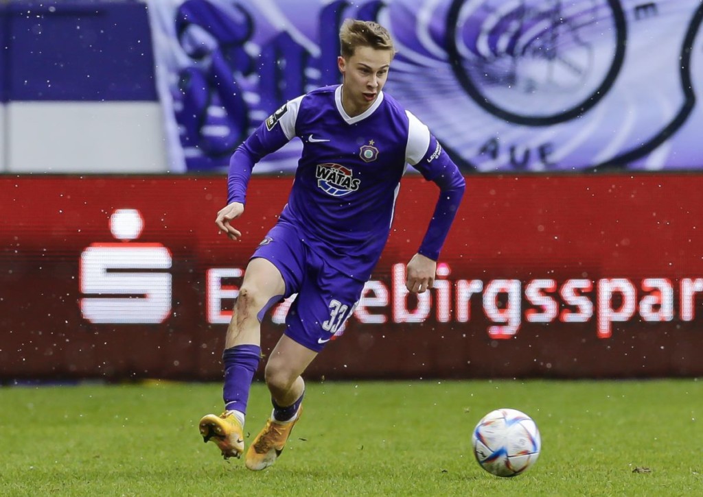 Kann sich Aue (im Bild: Sam Schreck) mit einem Sieg in Zwickau weiter von den Abstiegsrängen distanzieren?