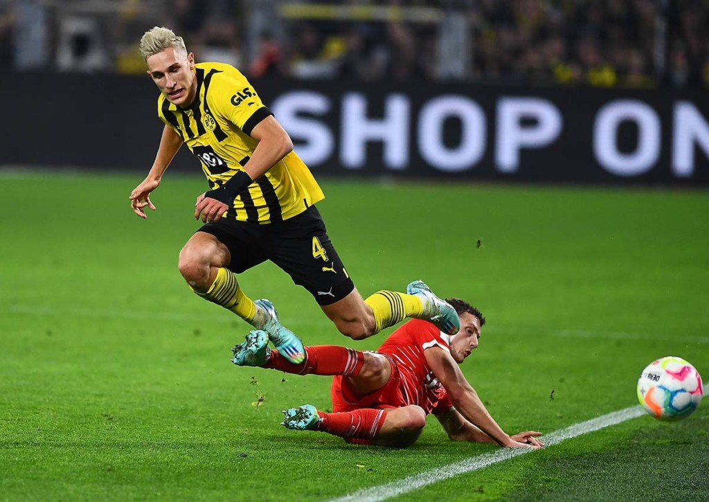 Bayern München (im Bild: Benjamin Pavard) empfängt Dortmund (im Bild: Nico Schlotterbeck): Wer gewinnt das Topspiel? © IMAGO / Vitalii Kliuiev, 08.10.2022 Bundesliga Vorschau 26. Spieltag