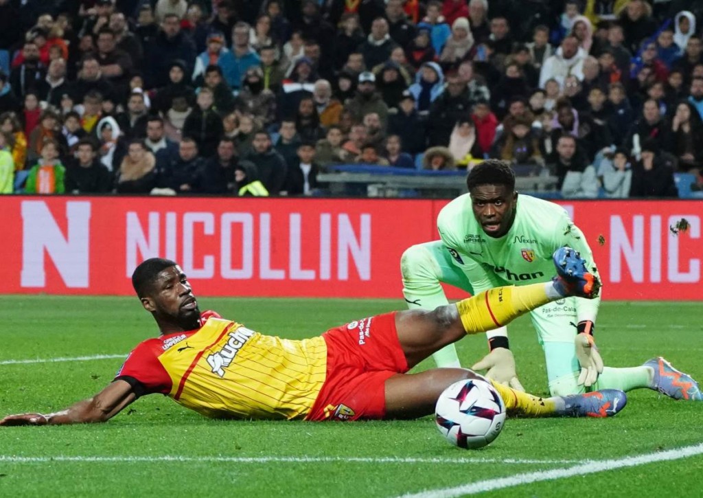 Kann sich Lens auch zuhause gegen Lille auf die Heimstärke verlassen? © IMAGO / PanoramiC, 25.02.2023 Kann sich Lens auch zuhause gegen Lille auf die Heimstärke verlassen?