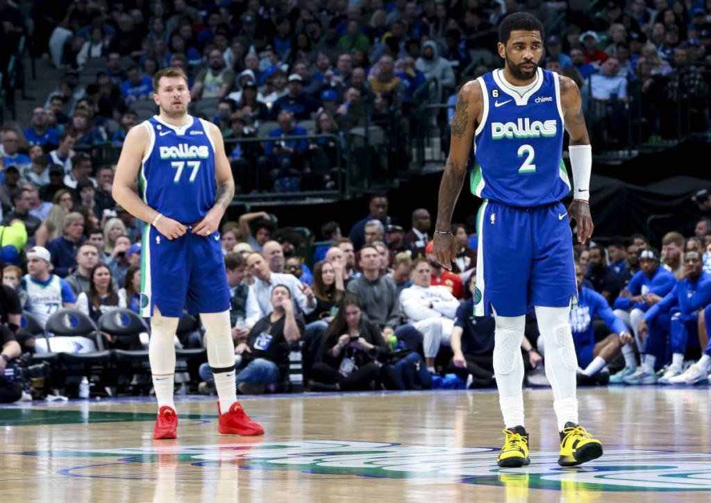 Spielt das neue Traum-Duo Doncic/Irving von den Mavericks auch gegen die Suns groß auf? © IMAGO / USA Today Network, 13.02.2023 Spielt das neue Traum-Duo Doncic/Irving von den Mavericks auch gegen die Suns groß auf?