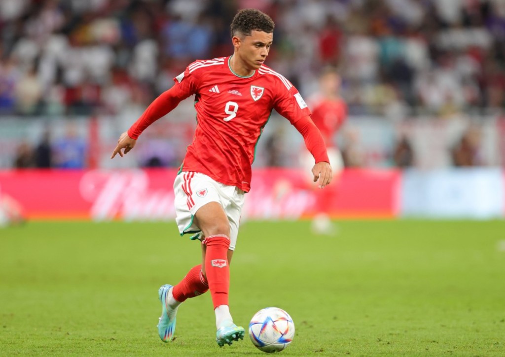 Lässt Wales (im Bild: Brennan Johnson) dem 1:1 zum Auftakt nun einen Heimsieg gegen Lettland folgen?