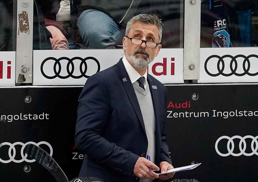 Fährt Ingolstadt (im Bild: Trainer French) gegen die Adler Mannheim einen Sieg ein? © IMAGO / Eibner, 08.04.2023 DEL Playoffs Halbfinale 6. Spiel Wett-Tipps