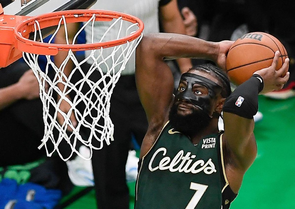 Dominieren die Celtics (im Bild: Jaylen Brown) auch das zweite Spiel gegen die Hawks?