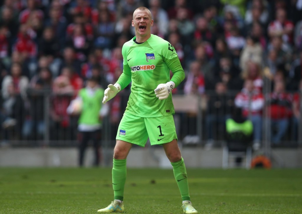 Die Hertha um Keeper Oliver Christensen klammert sich gegen den VfB Stuttgart an den letzten Strohhalm.