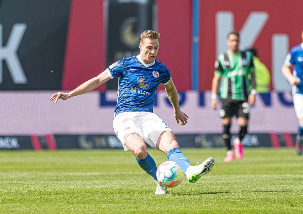 Bleibt Rostock (im Bild: Dressel) gegen Regensburg vor heimischer Kulisse ungeschlagen? © IMAGO / Fotostand, 22.04.2023 Rostock Regensburg Tipp