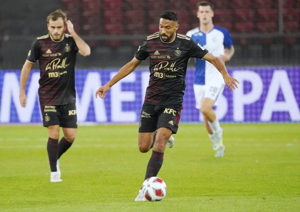 Servette Genf (im Bild: Gael Clichy) träumt vor dem Spiel gegen Luzern von der Königsklasse. © IMAGO / Geisser, 20.10.2022 Servette Genf (im Bild: Gael Clichy) träumt vor dem Spiel gegen Luzern von der Königsklasse.