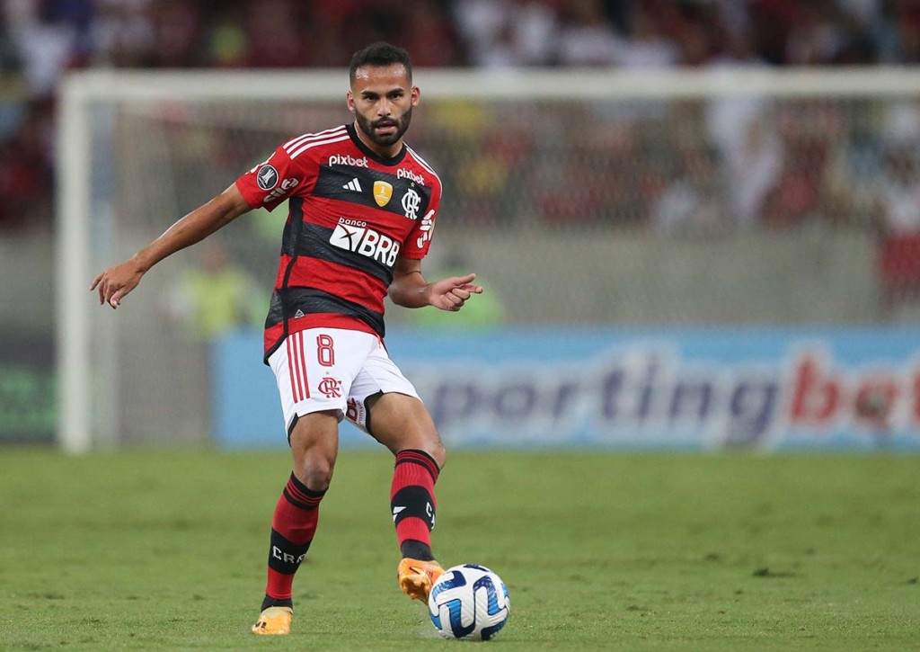 Flamengo (im Bild: Thiago Maia) will bei Red Bull Bragantino punkten. © IMAGO / Sports Press Photo, 08.06.2023 Bragantino Flamengo Tipp