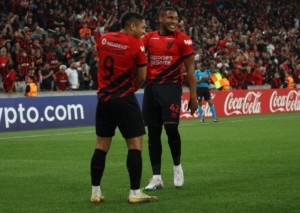 Gewinnt Athletico PR das Spitzenspiel gegen Palmeiras? © IMAGO / TheNews2, 28.06.2023 Gewinnt Athletico PR das Spitzenspiel gegen Palmeiras?