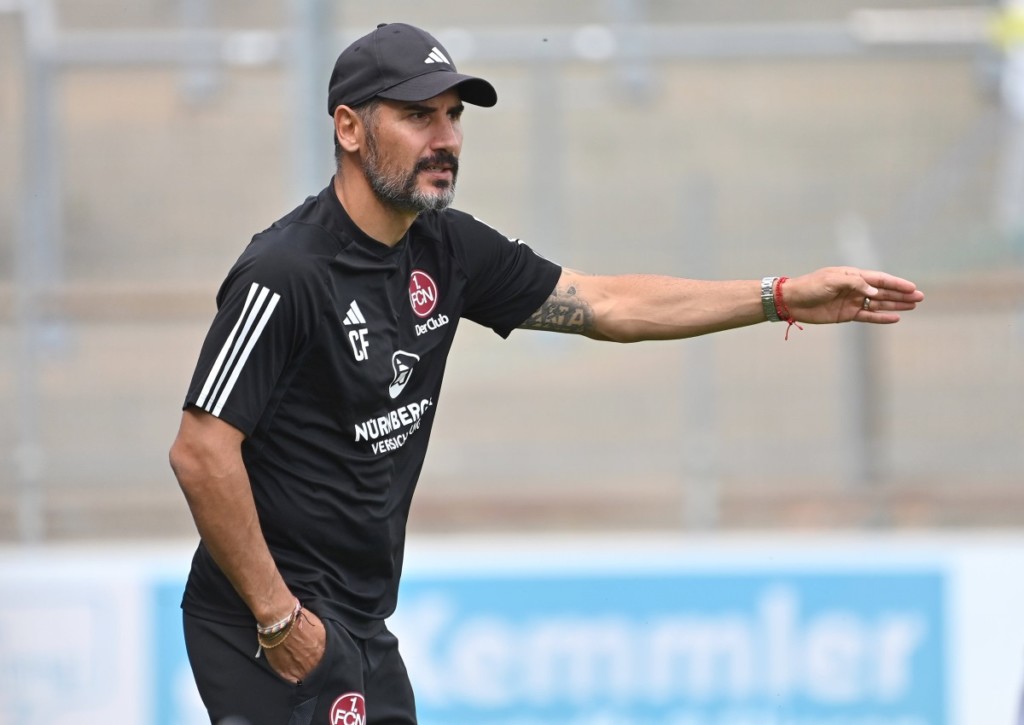Führt der neue Trainer Christian Fiel Nürnberg zum Auswärtssieg in Rostock? © IMAGO / Sven Simon, 22.07.2023 Führt der neue Trainer Christian Fiel Nürnberg zum Auswärtssieg in Rostock?