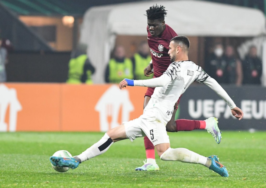 Behält Ballkani (im Bild: Lumbardh Dellova) auch im Rückspiel gegen Larne deutlich die Oberhand?