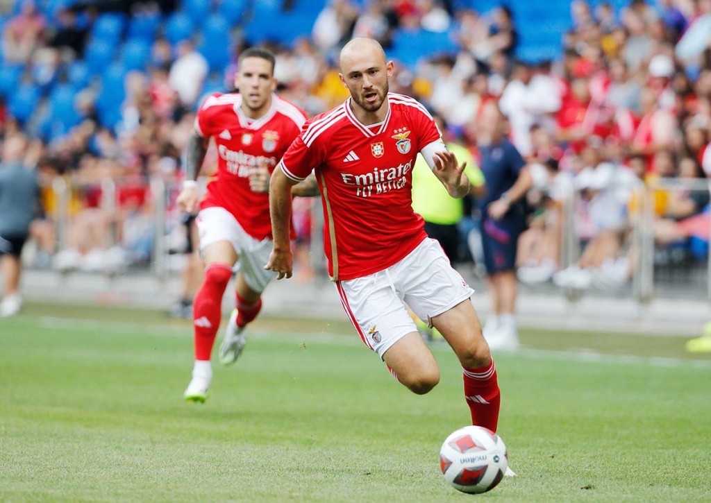 Kracher im portugiesischen Supercup: Benfica (im Bild: Frederik Aursnes) bittet Porto zum Tanz. © IMAGO / Manuel Stefan, 16.07.2023 Benfica Porto Tipp