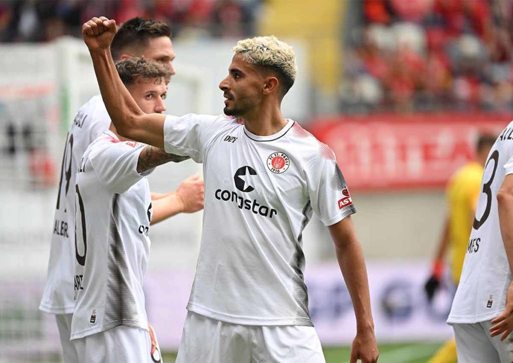 Feiert St. Pauli (im Bild: Elias Saad) gegen Düsseldorf den zweiten Sieg im zweiten Spiel? © IMAGO / Jan Huebner, 29.07.2023 St. Pauli Düsseldorf Tipp
