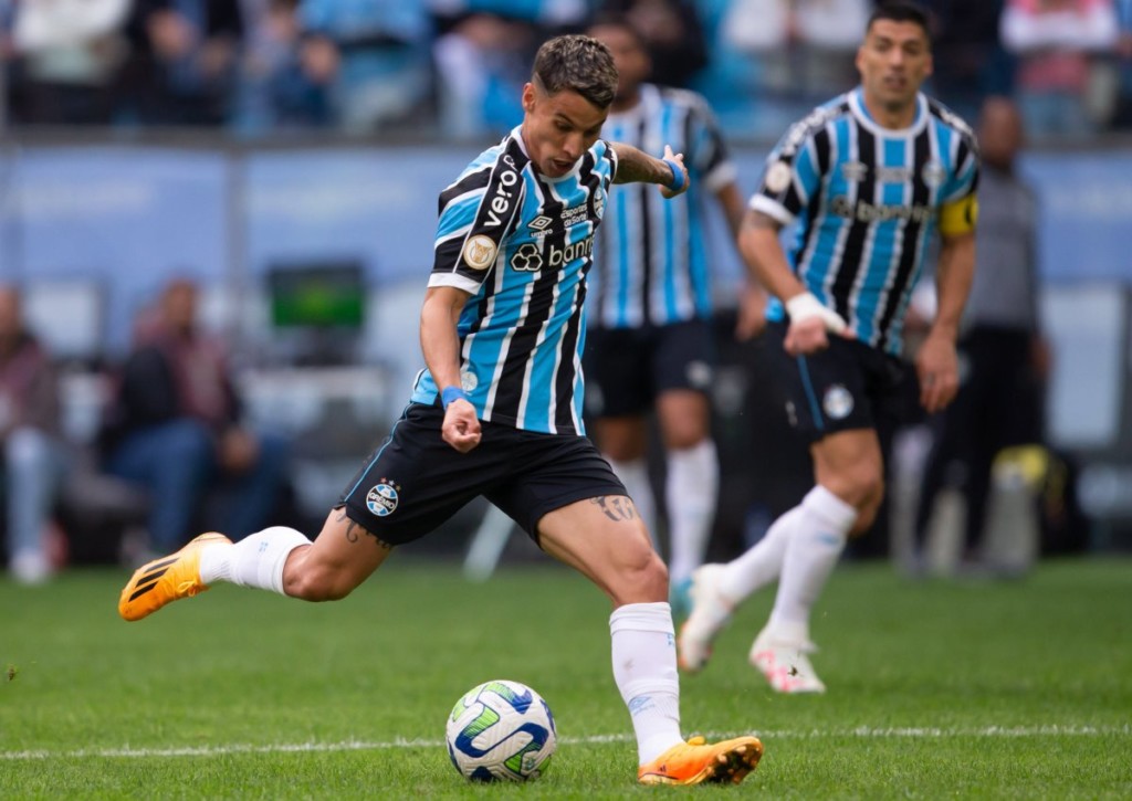 Kann Bragantino den starken Aufsteiger Gremio Porto Alegre (im Bild: Ferreirinha) bezwingen? © IMAGO / Action Plus, 16.08.2023 Kann Bragantino den starken Aufsteiger Gremio Porto Alegre (im Bild: Ferreirinha) bezwingen?