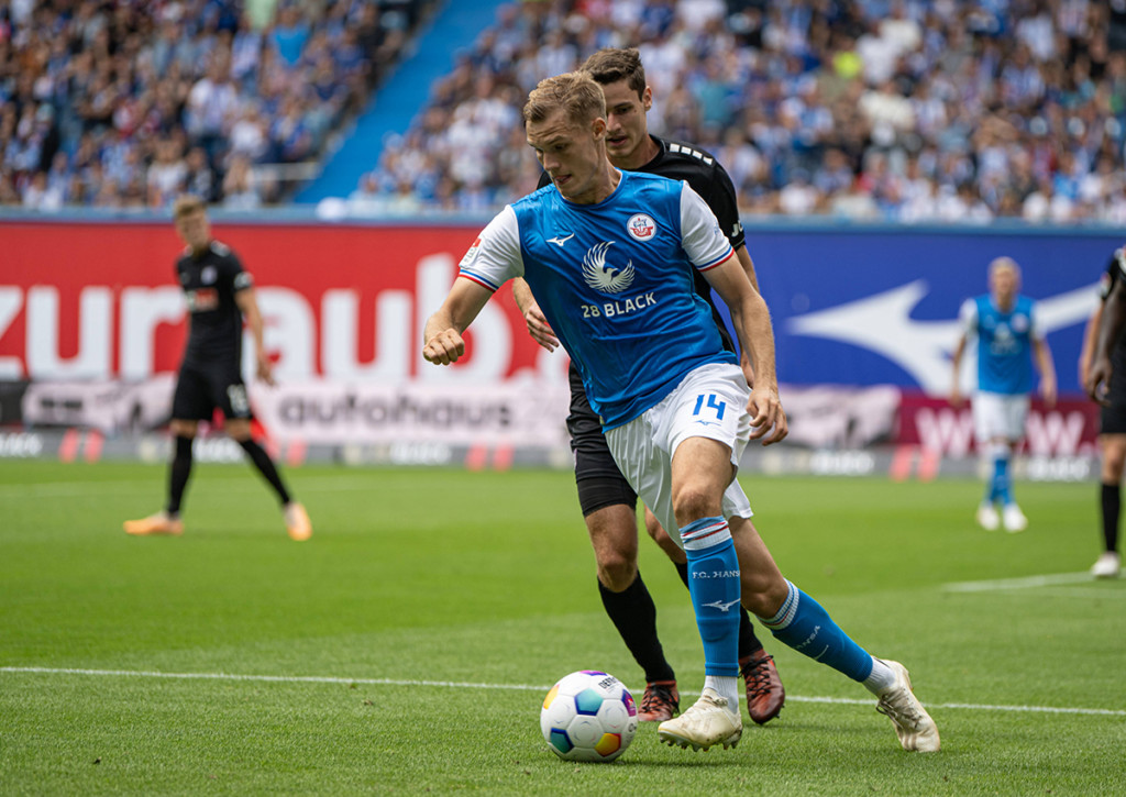 Kann Hansa Rostock (im Bild: Svante Ingelsson) der Favoritenrolle gegen Eintracht Braunschweig gerecht werden? © IMAGO / Fotostand, 26.08.2023 Rostock Braunschweig Tipp