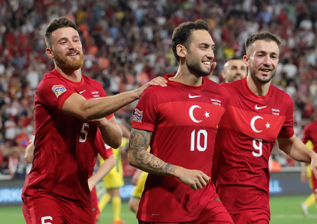 Das türkische Herren-Nationalteam (in Bildmitte: Hakan Calhanoglu) könnte mit einem Sieg gegen Armenien zumindest Platz zwei in der Quali-Gruppe festigen. © IMAGO / Seskim Photo, 14.06.2022 Türkei Armenien Tipp