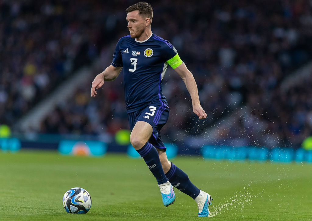 Schottland (im Bild: Andrew Robertson) kann mit einem Sieg gegen Zypern einen großen Schritt Richtung EM-Ticket machen. © IMAGO / Pro Sports Images, 20.06.2023 Zypern Schottland Tipp