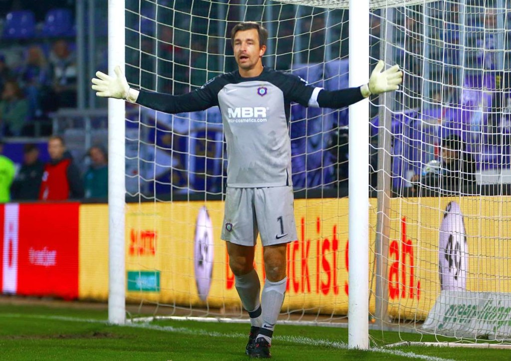 Holt sich Aue (im Bild: Martin Männel) bei Freiburg 2 drei wichtige Punkte, um oben dran zu bleiben? © IMAGO / Kruczynski, 22.10.2023 Holt sich Aue (im Bild: Martin Männel) bei Freiburg 2 drei wichtige Punkte, um oben dran zu bleiben?