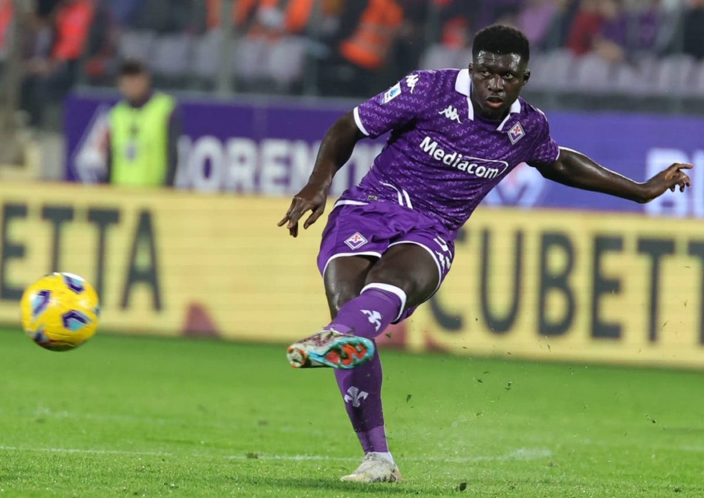 Kann die Fiorentina (im Bild: Alfred Duncan) gegen Cukaricki Belgrad nach dem Heimdebakel gegen Empoli wieder jubeln? © IMAGO / NurPhoto, 24.10.2023 Fiorentina Cukaricki Belgrad Tipp