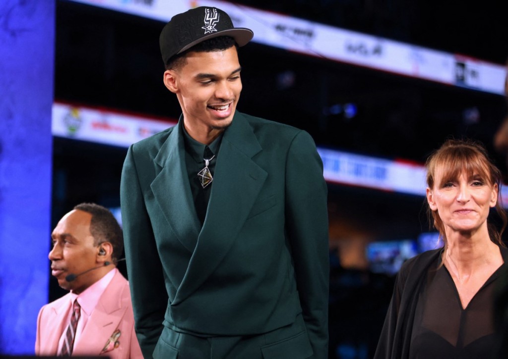 Victor Wembanyama feiert sein lang ersehntes NBA-Debüt. Gewinnen die Spurs zum Auftakt gegen die Mavs?