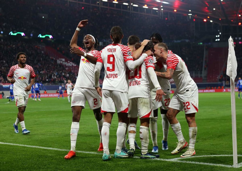 Jubelt RB Leipzig auch nach dem Spiel gegen Köln wieder ausgelassen vor den eigenen Fans? © IMAGO / MIS, 25.10.2023 Jubelt RB Leipzig auch nach dem Spiel gegen Köln wieder ausgelassen vor den eigenen Fans?