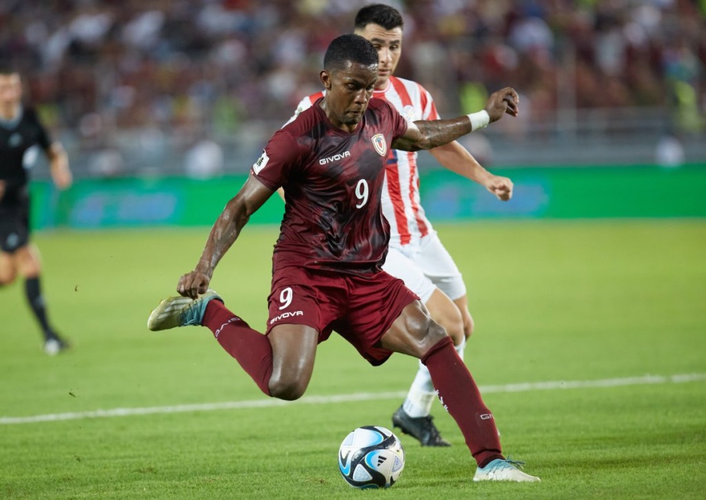 Bestätigt Venezuela (im Bild: Sergio Cordova) die gute Form im Heimspiel gegen Chile?