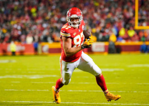 Trägt Travis Kelce im Duell seiner Chiefs gegen die Packers das Ei in die Endzone? © IMAGO / USA Today Network, 20.11.2023 Trägt Travis Kelce im Duell seiner Chiefs gegen die Packers das Ei in die Endzone?