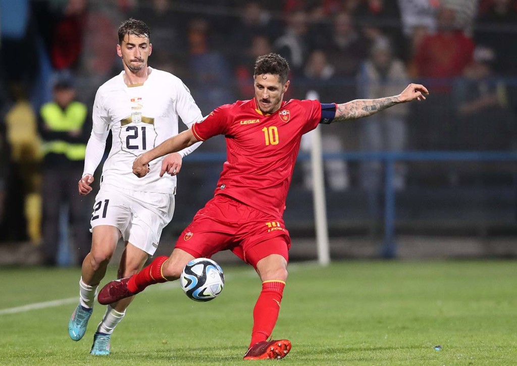 Im Fernduell: Montenegro (im Bild: Stefan Jovetic) muss in Ungarn gewinnen und darauf hoffen, dass Serbien gegen Bulgarien verliert. © IMAGO / MN Press Photo, 27.03.2023 Ungarn Montenegro Tipp