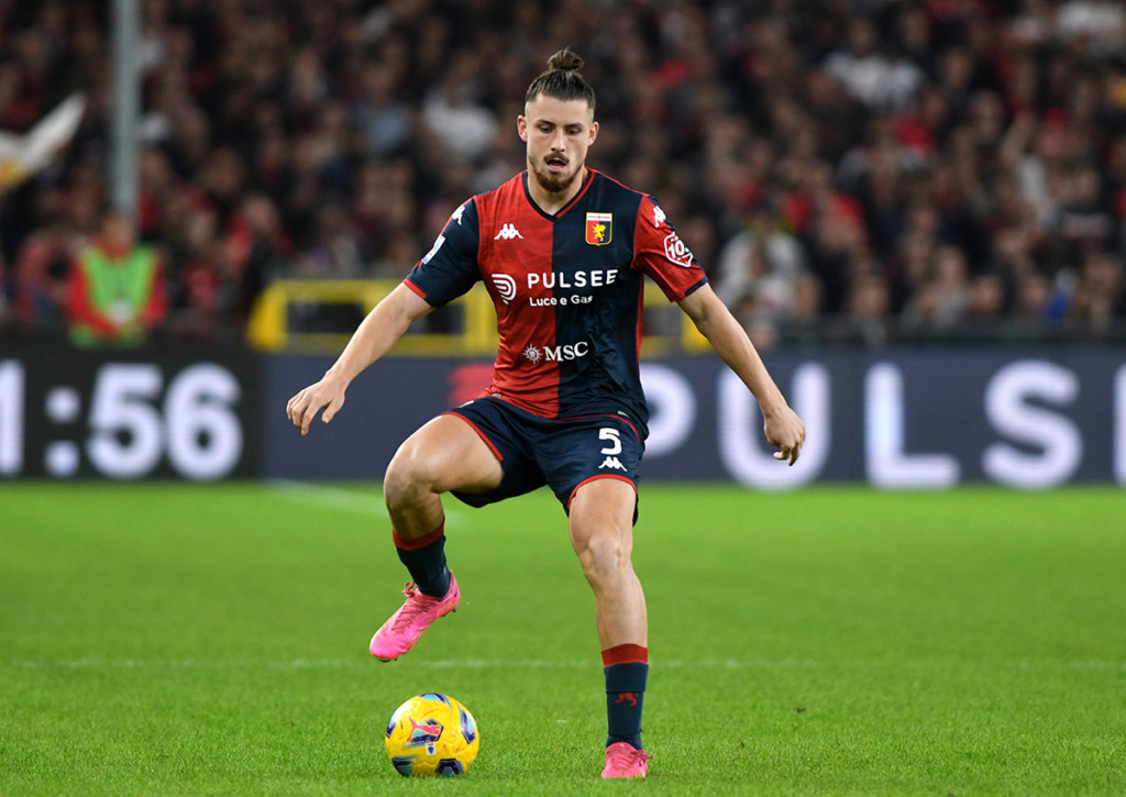 Wer kann sich im Duell zwischen Sassuolo und Genua FC (im Bild: Radu Dragusin) aus dem Tal der Punktelosigkeit schießen? © IMAGO / Buzzi, 27.10.2023 Sassuolo Genua Tipp