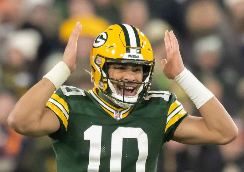 Bejubeln die Cowboys gegen die Packers (im Bild: Love) einen engeren Sieg als erwartet? © IMAGO / Newscom World, 07.01.2024 Dallas Cowboys Green Bay Packers Tipp