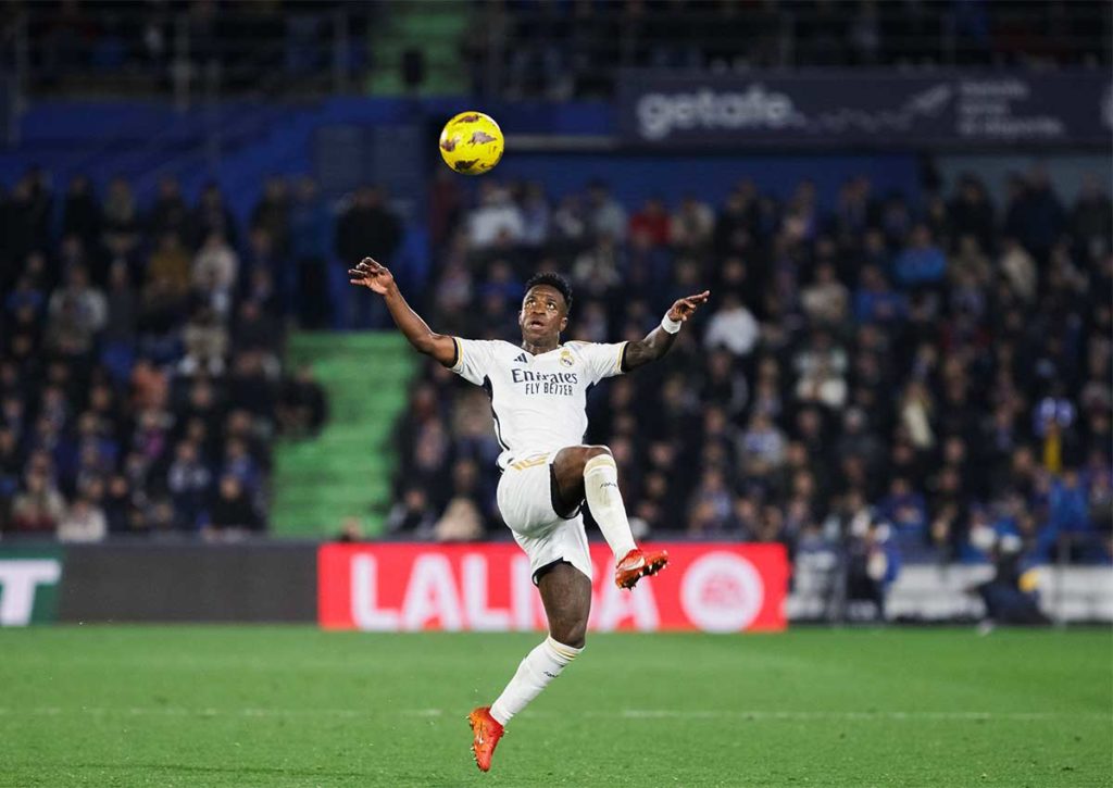 Kann Real Madrid (im Bild: Vinicius Jr.) im Derby gegen Atletico Madrid die wiedergewonnene Tabellenführung ausbauen? © IMAGO / SOPA Images, 02.02.2024 Real Madrid Atletico Madrid Tipp