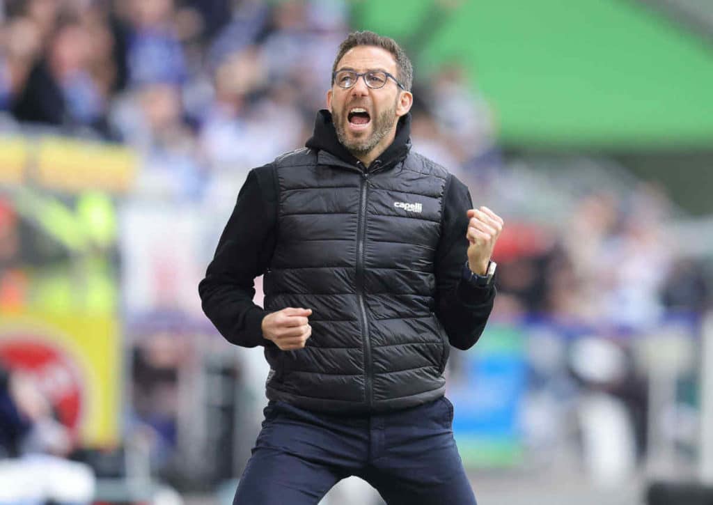 Wer gewinnt den richtungsweisenden Abstiegskrimi zwischen Bielefeld und Duisburg (im Bild: Coach Schommers)? (© dpa/Alamy Live News) Wer gewinnt den richtungsweisenden Abstiegskrimi zwischen Bielefeld und Duisburg (im Bild: Coach Schommers)?