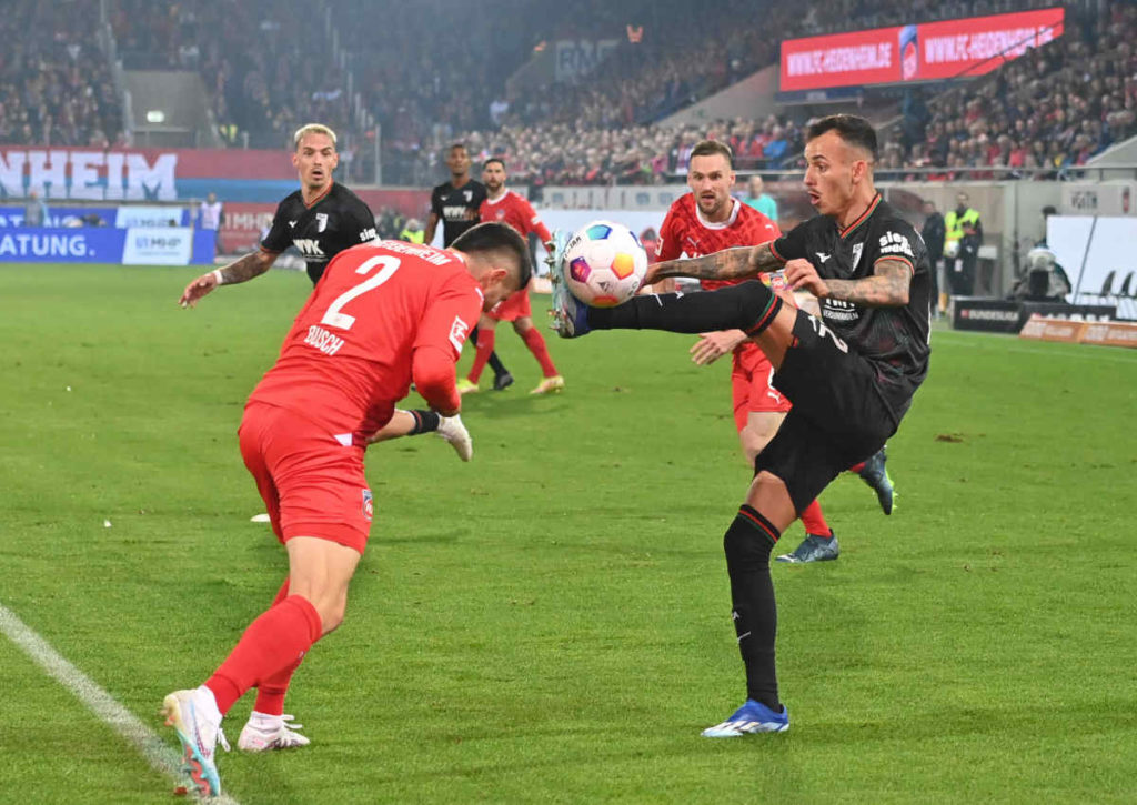 Fallen auch im Rückspiel zwischen Augsburg und Heidenheim wieder viele Tore? © IMAGO / Sven Simon, 22.10.2023 Fallen auch im Rückspiel zwischen Augsburg und Heidenheim wieder viele Tore?