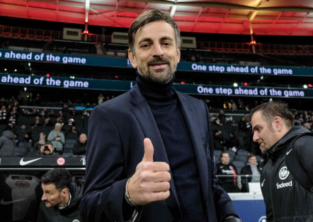 Hat Niko Arnautis, Trainer der Damen aus Frankfurt, gegen Werder Bremen Grund zum Jubeln?