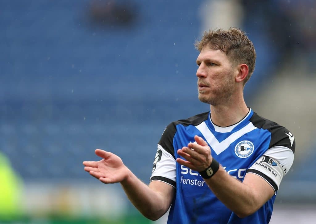 Kann Fabian Klos (Bild) seine Mannschaft gegen Ingolstadt in höhere Tabellengefilden befördern? (© Friso Gentsch/dpa/Alamy Live News) Ingolstadt Bielefeld Tipp