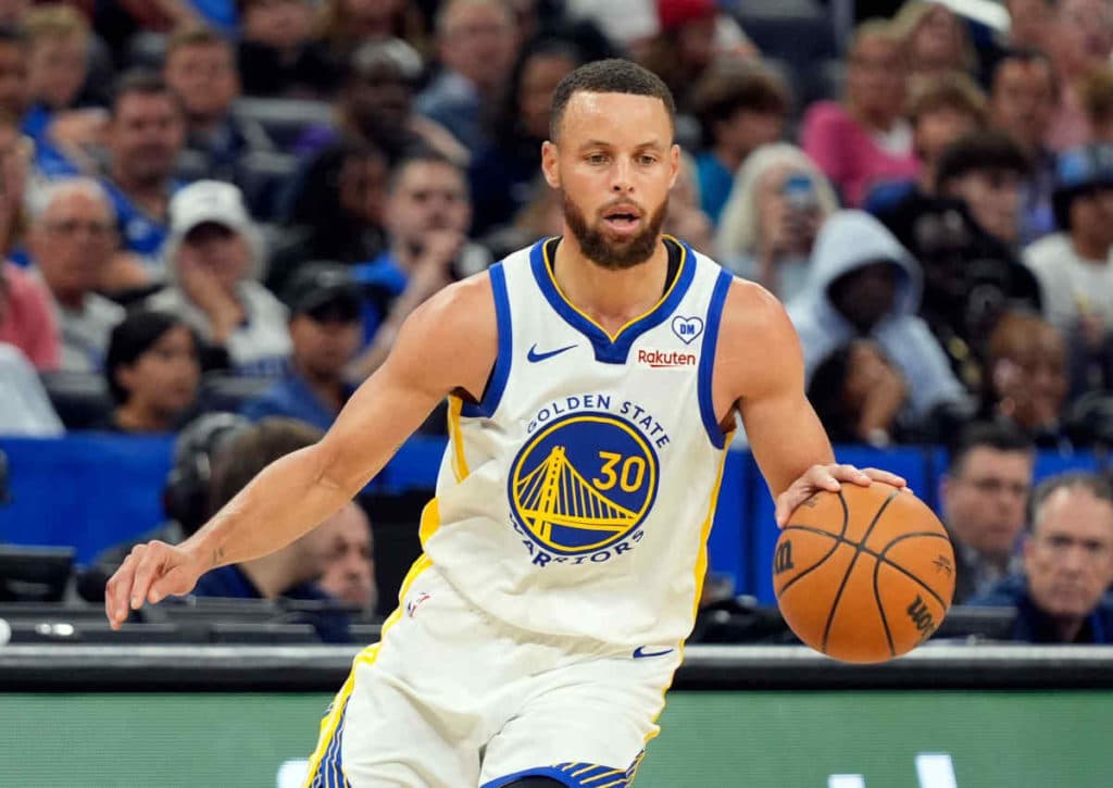 Die Warriors brauchen Curry in Topform, um gegen die Mavs zu bestehen (©Associated Press / Alamy Stock Photo) Die Warriors brauchen Curry in Topform, um gegen die Mavs zu bestehen.